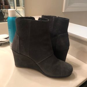 Grey wedge toms